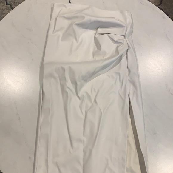 🤍 Leather Midi Skirt with Slit - Picture 2 of 3